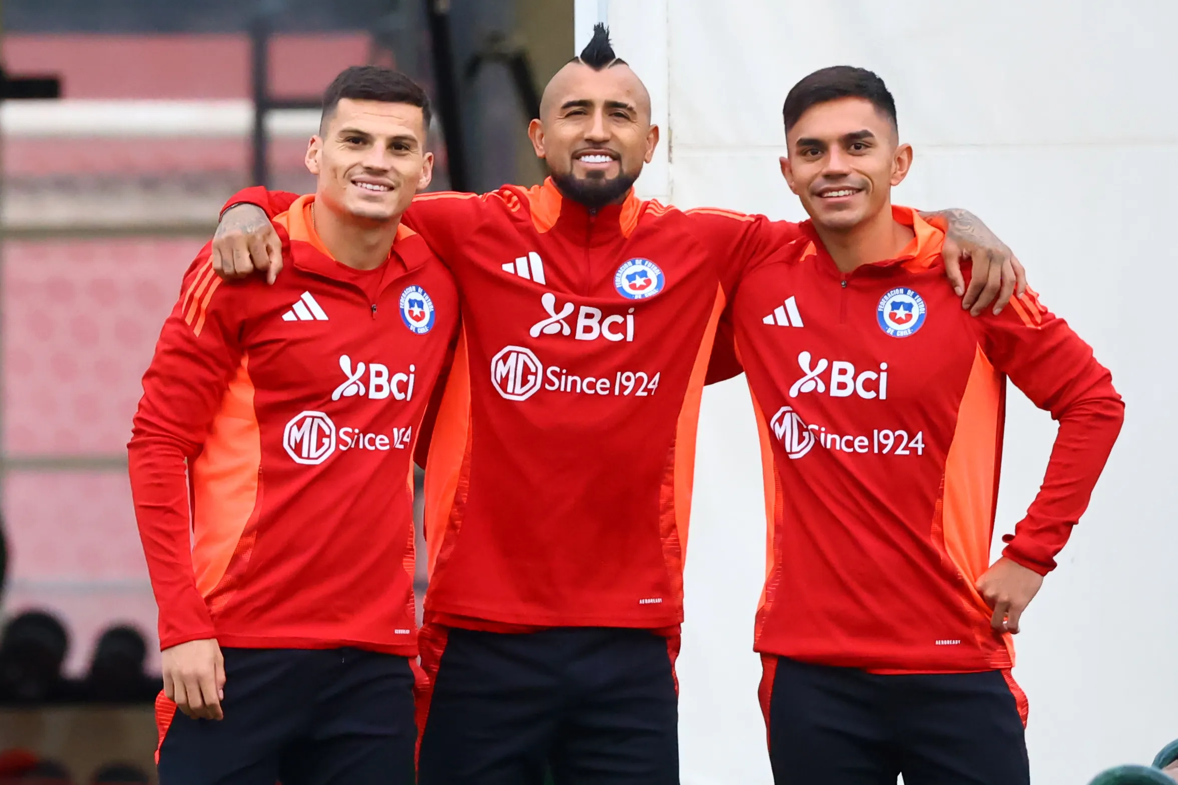 Lucas Cepeda junto a Arturo Vidal y Vicente Pizarro en La Roja | FOTO:  Jonnathan Oyarzun/Photosport