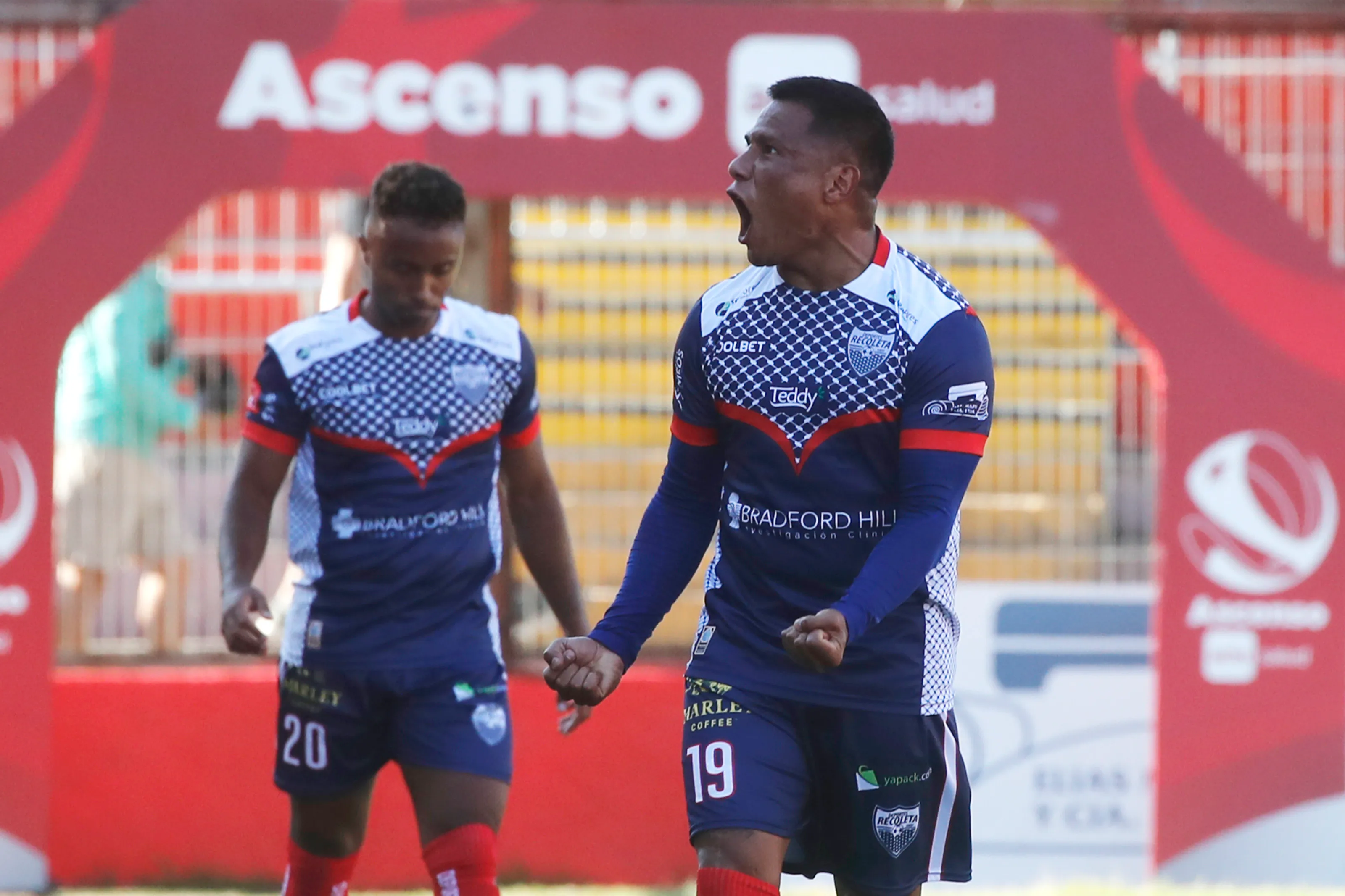 Salinas supo levantar el título de la Primera B con Deportes Melipilla y de la Tercera A con Deportes Temuco en 2009 | FOTO: Jonnathan Oyarzun/Photosport