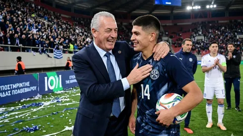 Gustavo Alfaro aplaude el partido de Lucas Romero en la selección de Paraguay. (Imagen creada por IA)