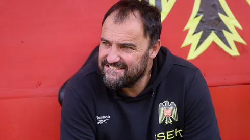 José Luis Sierra deja la cesantía y se va a Qatar.