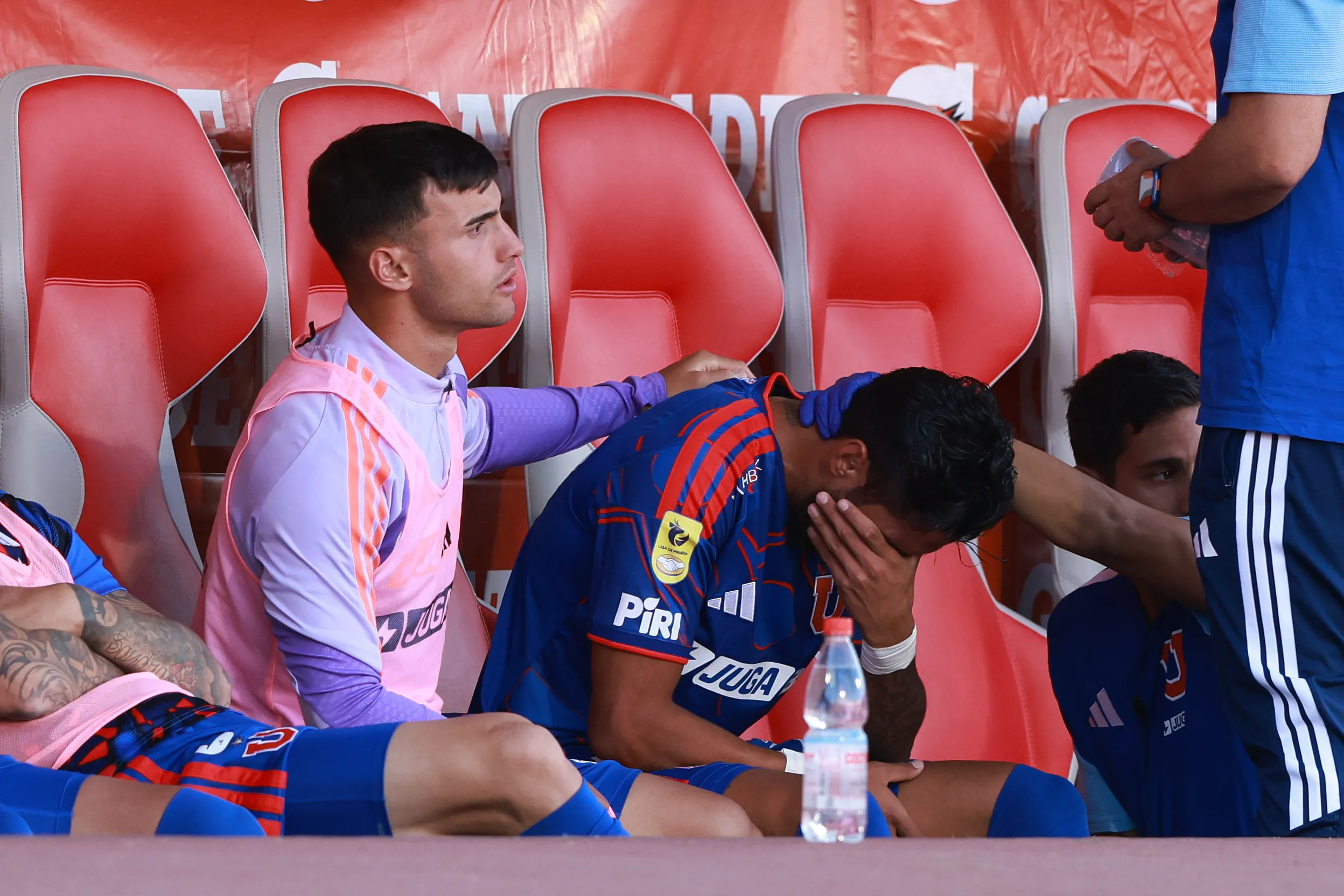 Lucero se retiró del campo de juego visiblemente afectado por esta nueva lesión | FOTO: Felipe Zanca/Photosport