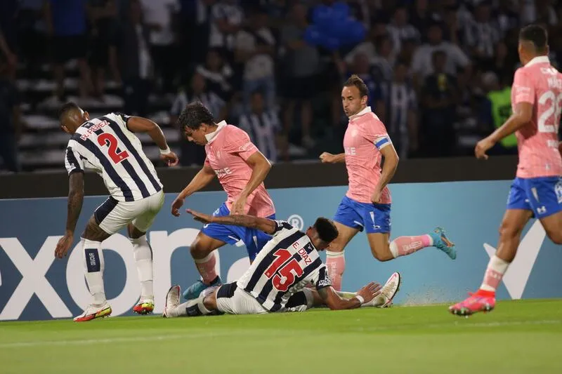 Con un polémica arbitraje de Tejera, la UC cayó por la cuenta mínima ante Talleres | FOTO: Archivo