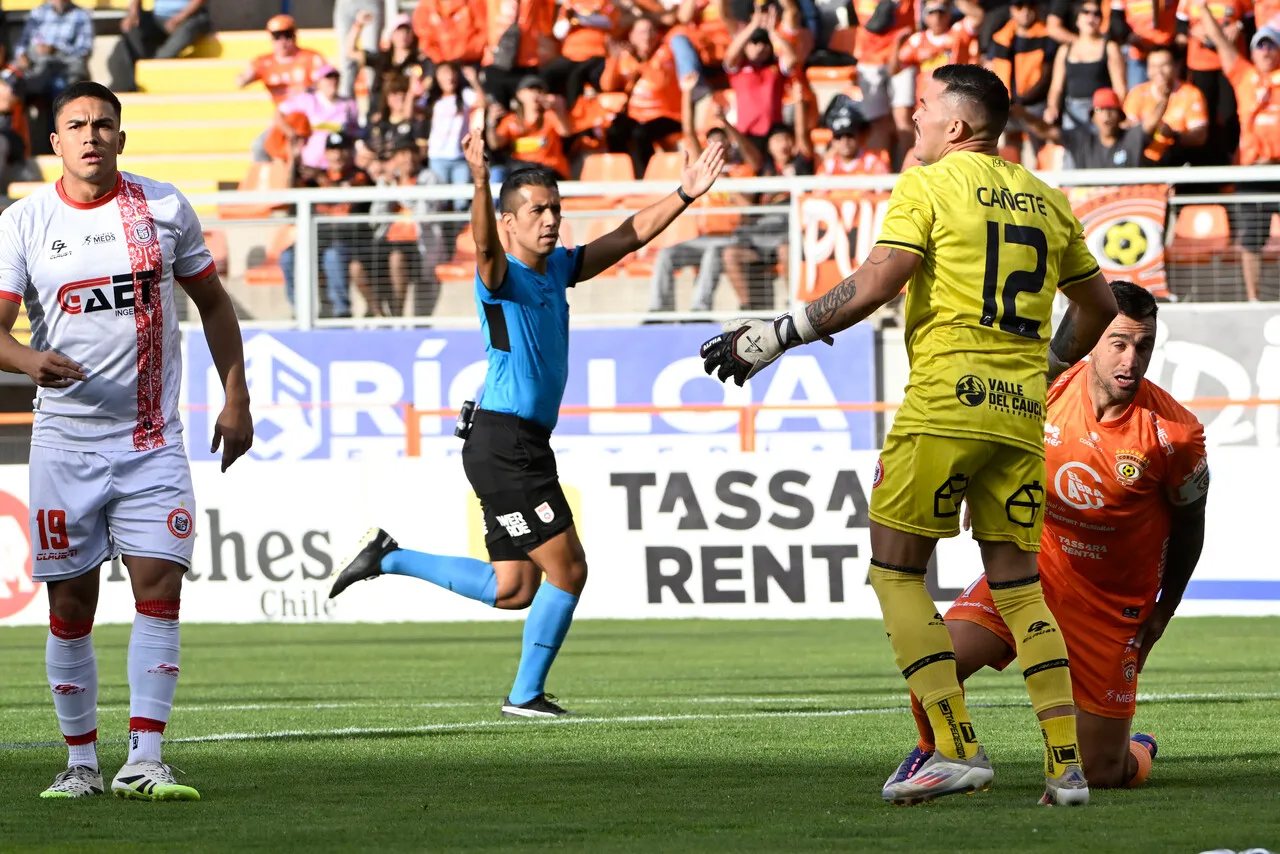 Rodrigo Carvajal protagonizó dos grandes erorres en Calama (Photosport)