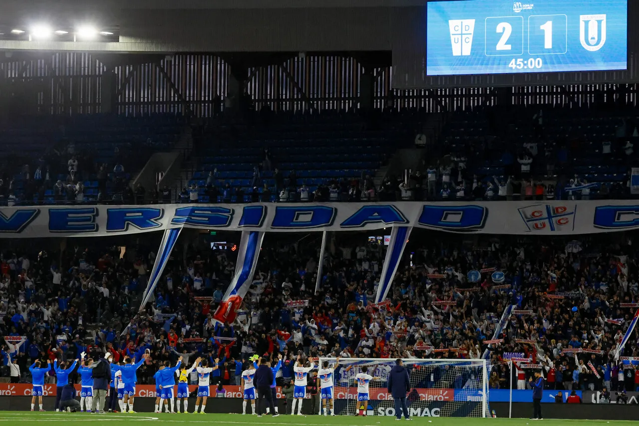 Universidad Católica sufre por la reducida capacidad del Claro Arena (Photosport).