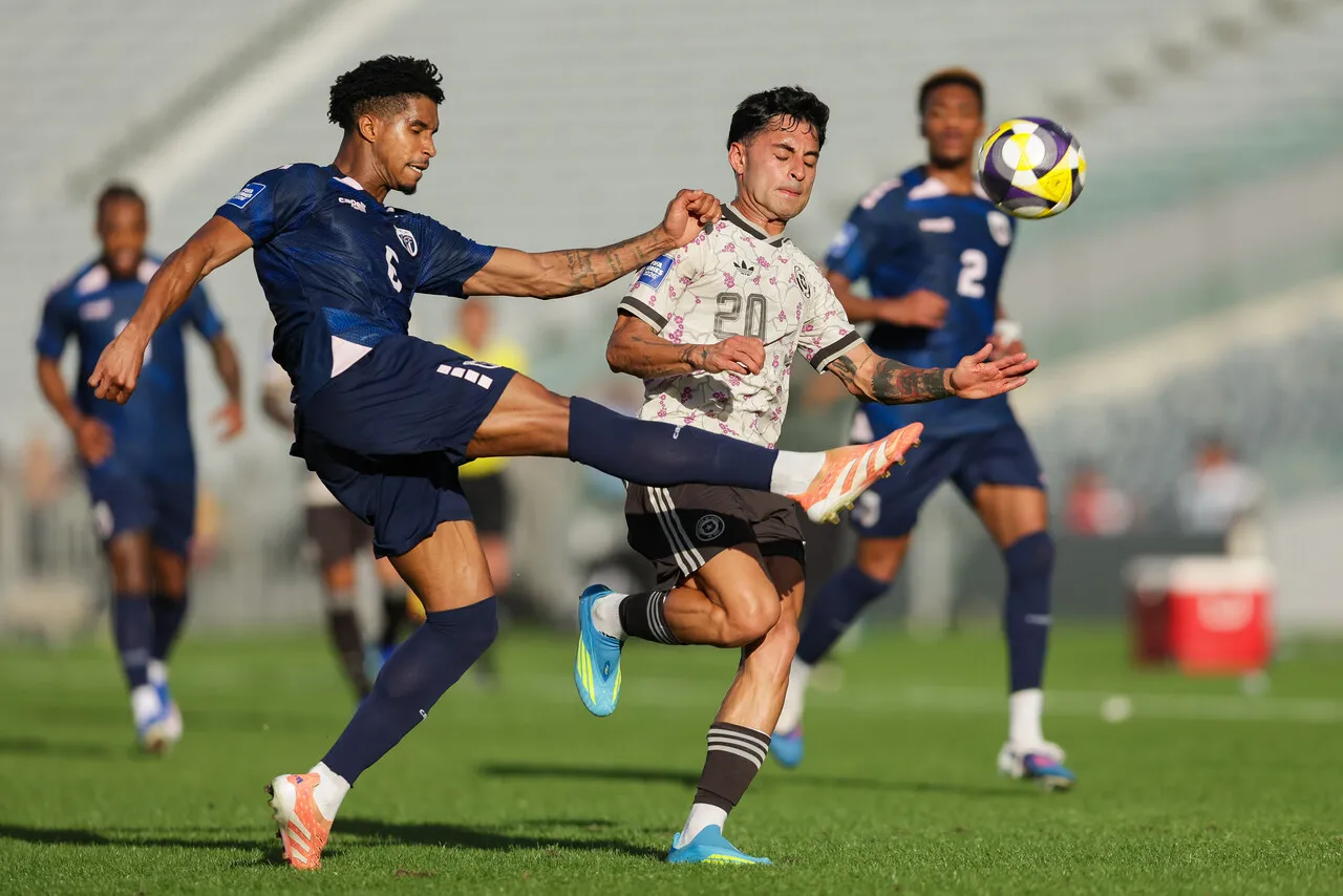 Altamirano jugó mal ante Nueva Zelanda. | Foto: Photosport