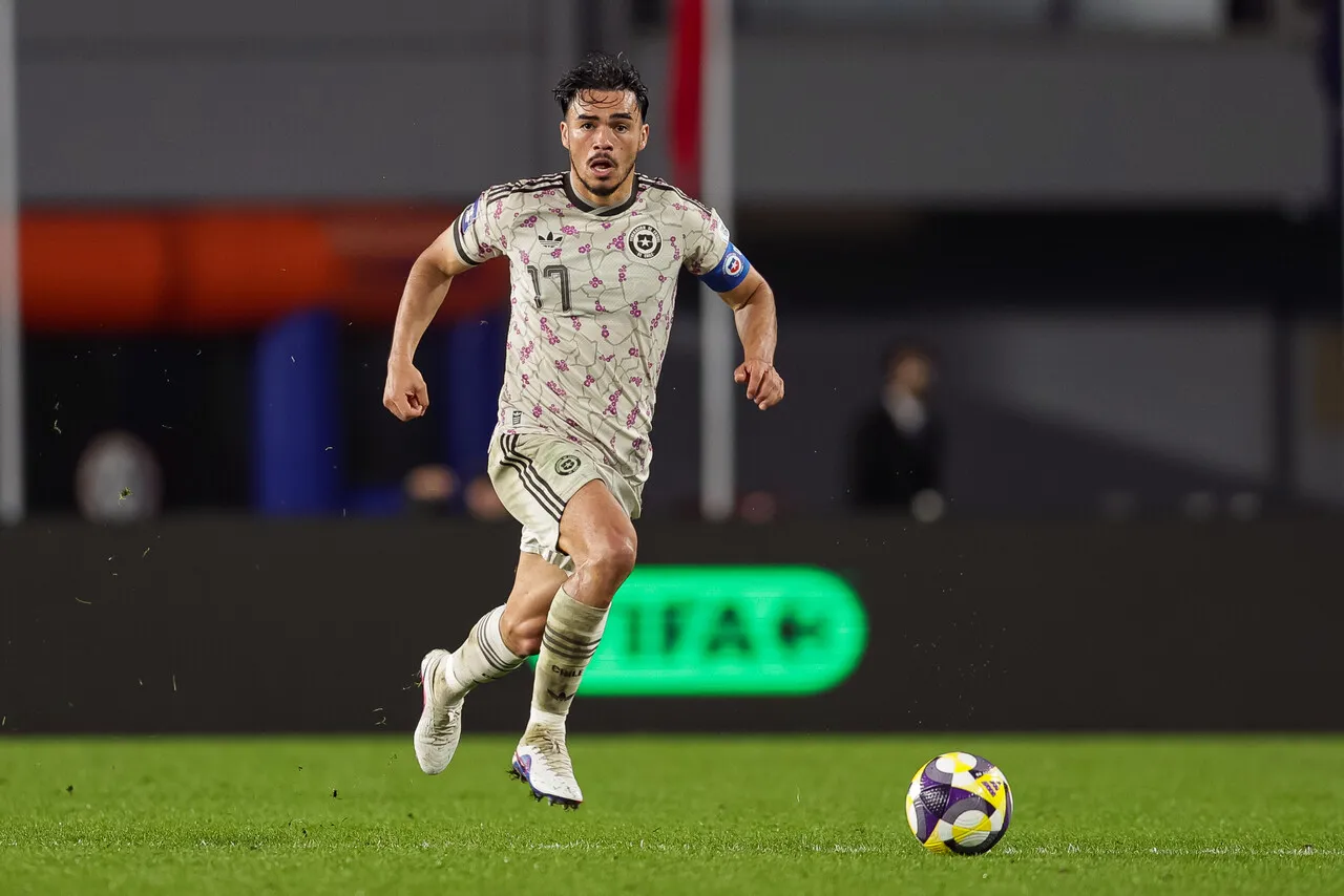 Suazo fue encarado por Cristián Caamaño. | Foto: Photosport