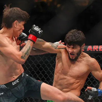 "Debe ser descalificado": excampeón pluma de UFC se suma a la indignación y sale en defensa de "La Jaula"