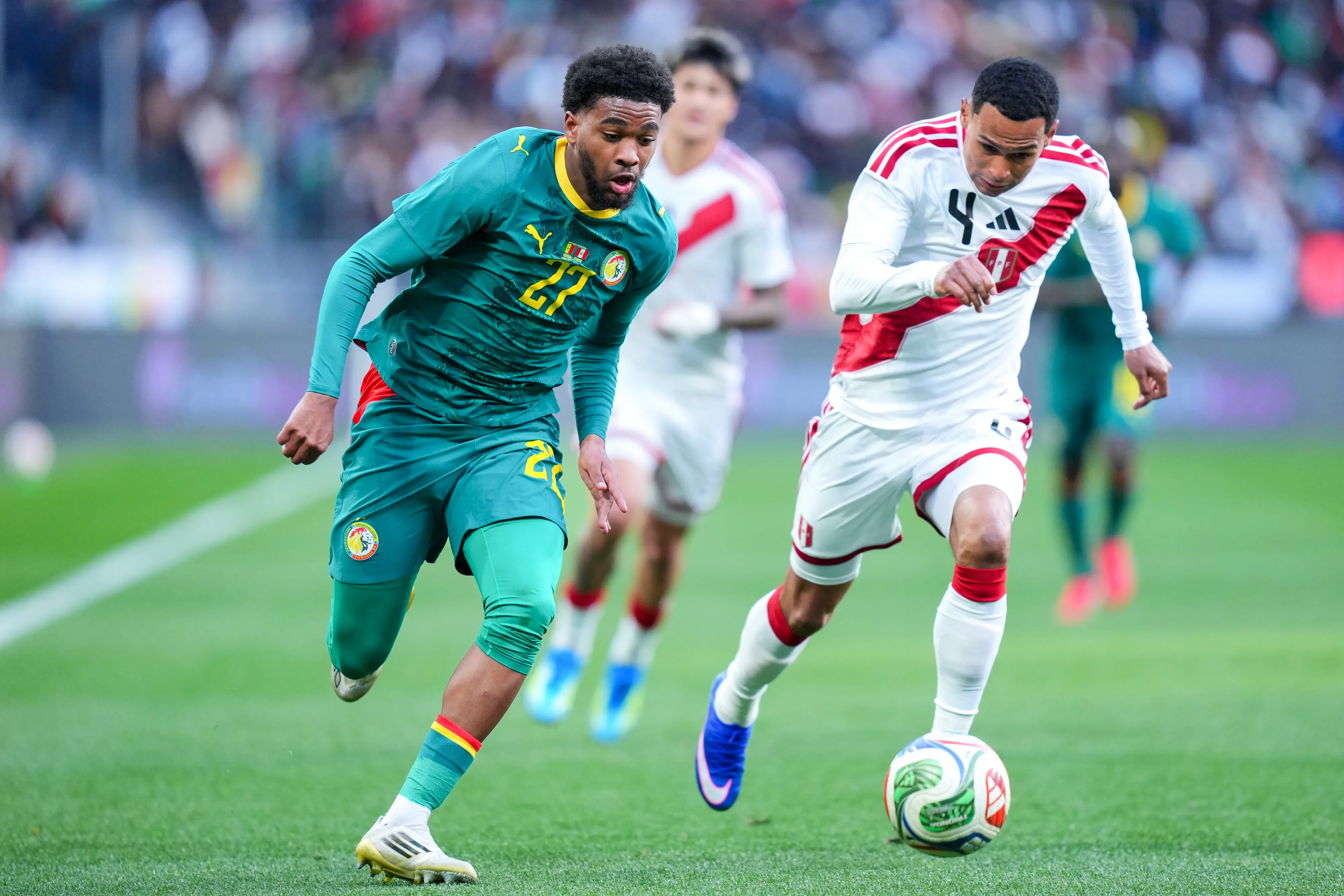 Ibrahim Mbaye de Senegal luchando un balón con Marcos Johan Lopez | FOTO: Franco Arland/Getty Images