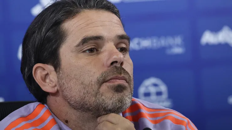 Fernando Gago expresa su disconformidad con una insólita pregunta (Foto: Photosport)