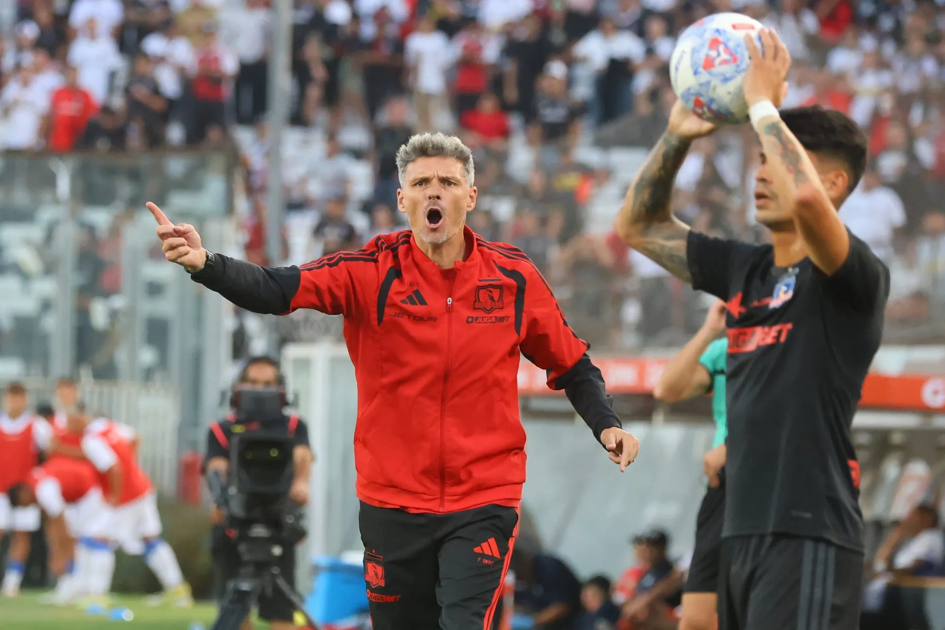 Fernando Ortiz mueve la pizarra táctica.