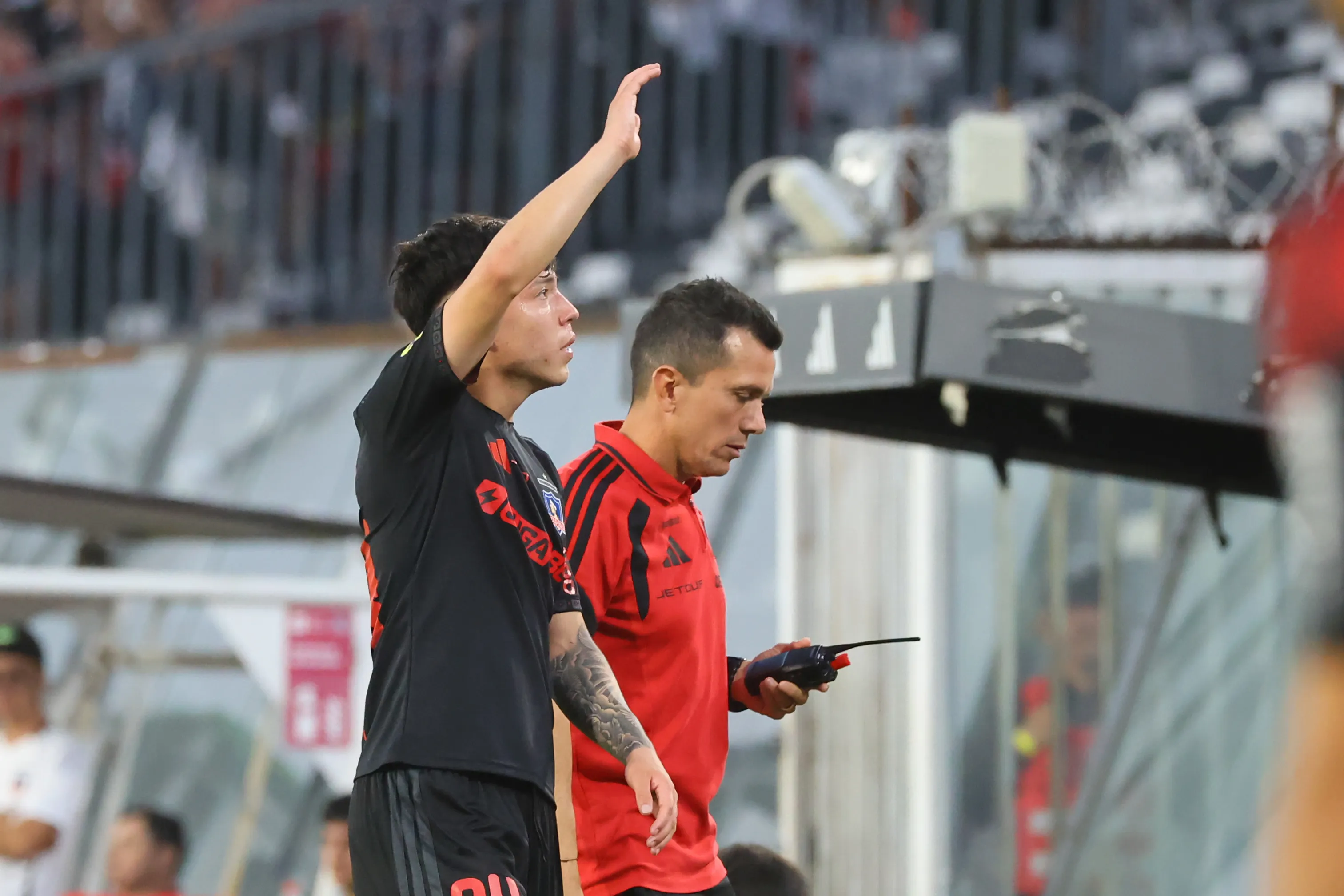 Leandro Hernández salió de la cancha entre aplausos. (Foto: Jonnathan Oyarzún/Photosport)