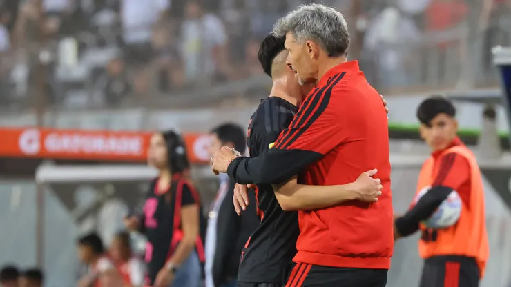 Fernando Ortiz tuvo una charla especial con Leandro Hernández. (Foto: Jonnathan Oyarzún/Photosport)