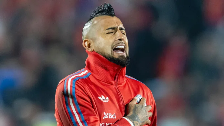 Arturo Vidal pega el aviso a Nicolás Córdova. (Foto: Photosport)