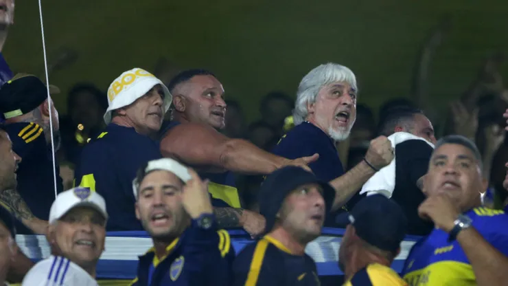 Rafael Di Zeo, de pelo blanco, el peligroso jefe de barra de Boca Juniors.
