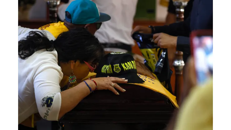 Hinchas de San Luis le dan el último adiós a Víctor Pititore Cabrera.