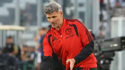 El joven pistolero le hace pedido a Ortiz.