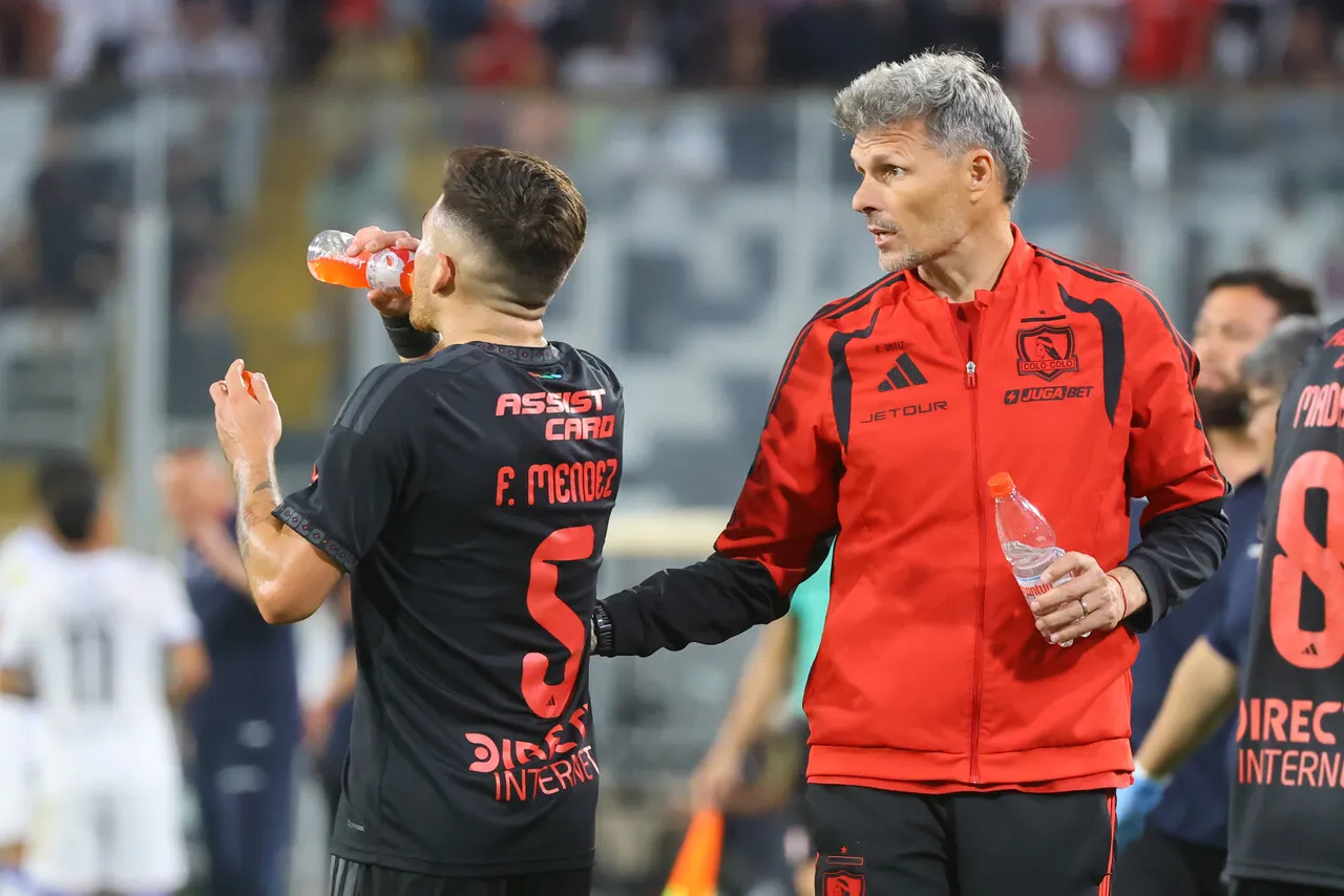 Gualberto Jara aconseja a Ortiz. | Foto: Photosport