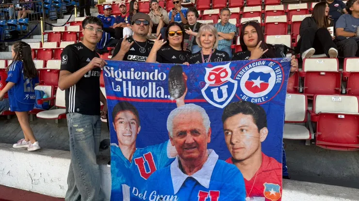 La familia del ex Universidad de Chile y su lienzo.