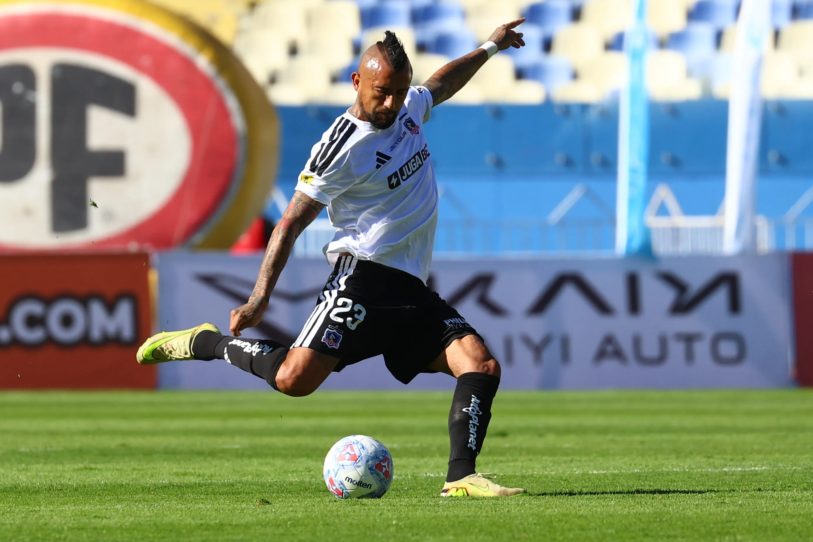 Arturo Vidal va en busca de la estrella 35 para Colo Colo. (Foto: Eduardo Fortes/Photosport)