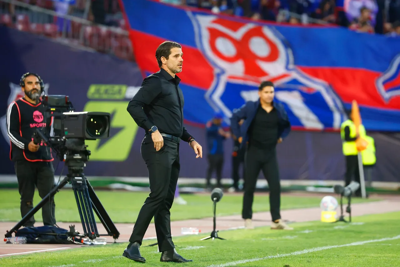Juvenal sorprendido con Olmos. | Foto: Photosport