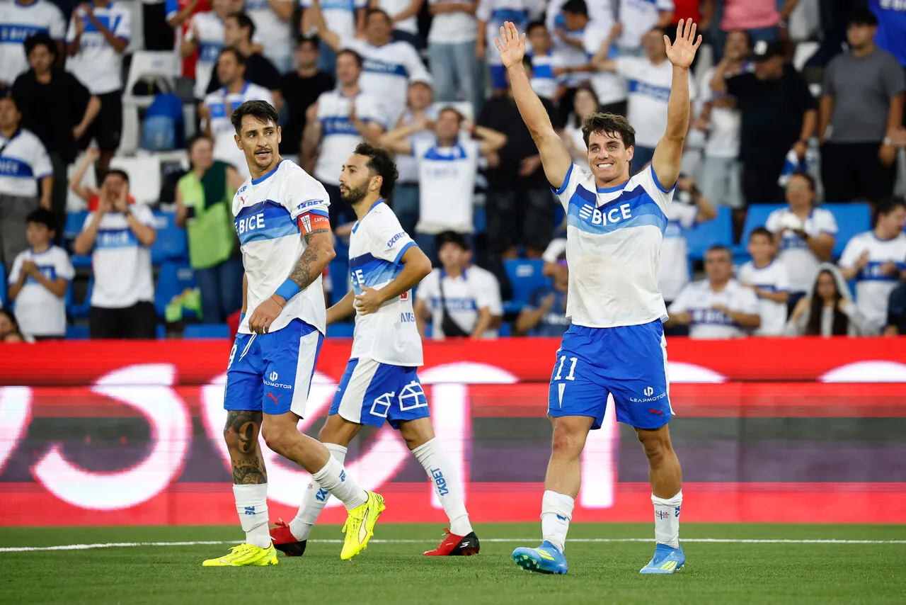 La UC pretende seguir con los abrazos ante Boca. | Foto: Photosport