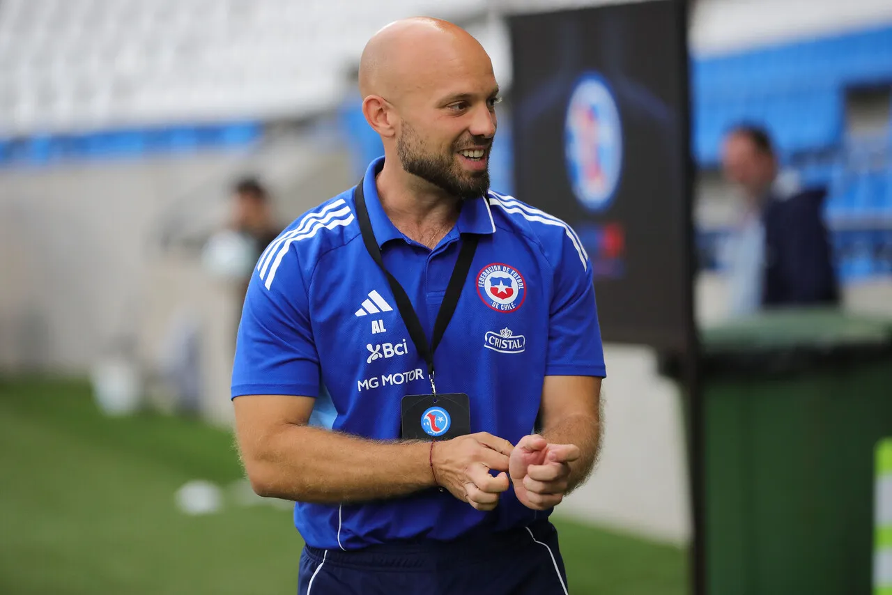 Ariel Leporati y La Roja van por su segundo partido en el Sudamericano. | Foto: Photosport