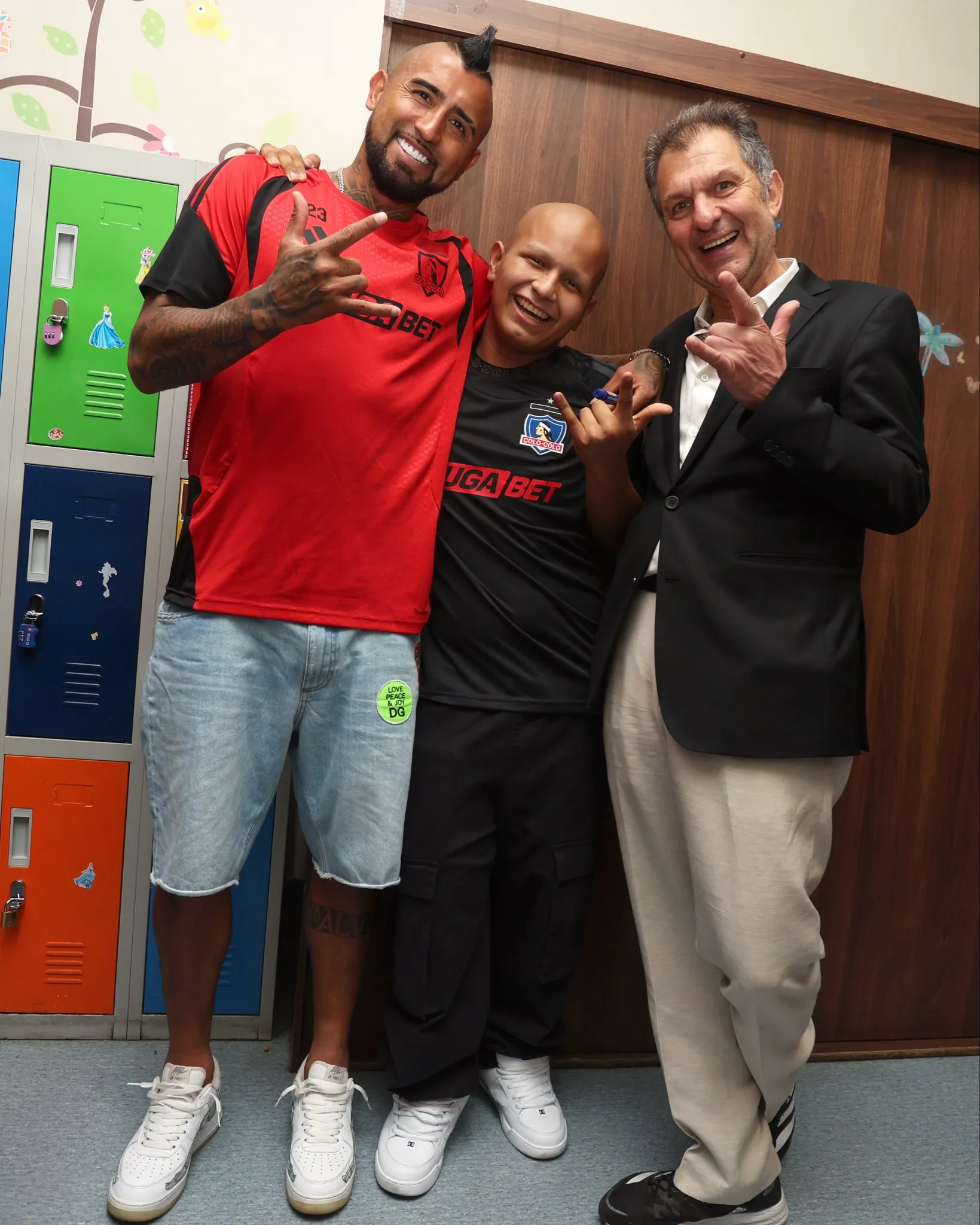 Aníbal Mosa en su visita con el plantel de Colo Colo al Hospital Luis Calvo Mackenna. (Foto: @ColoColo)