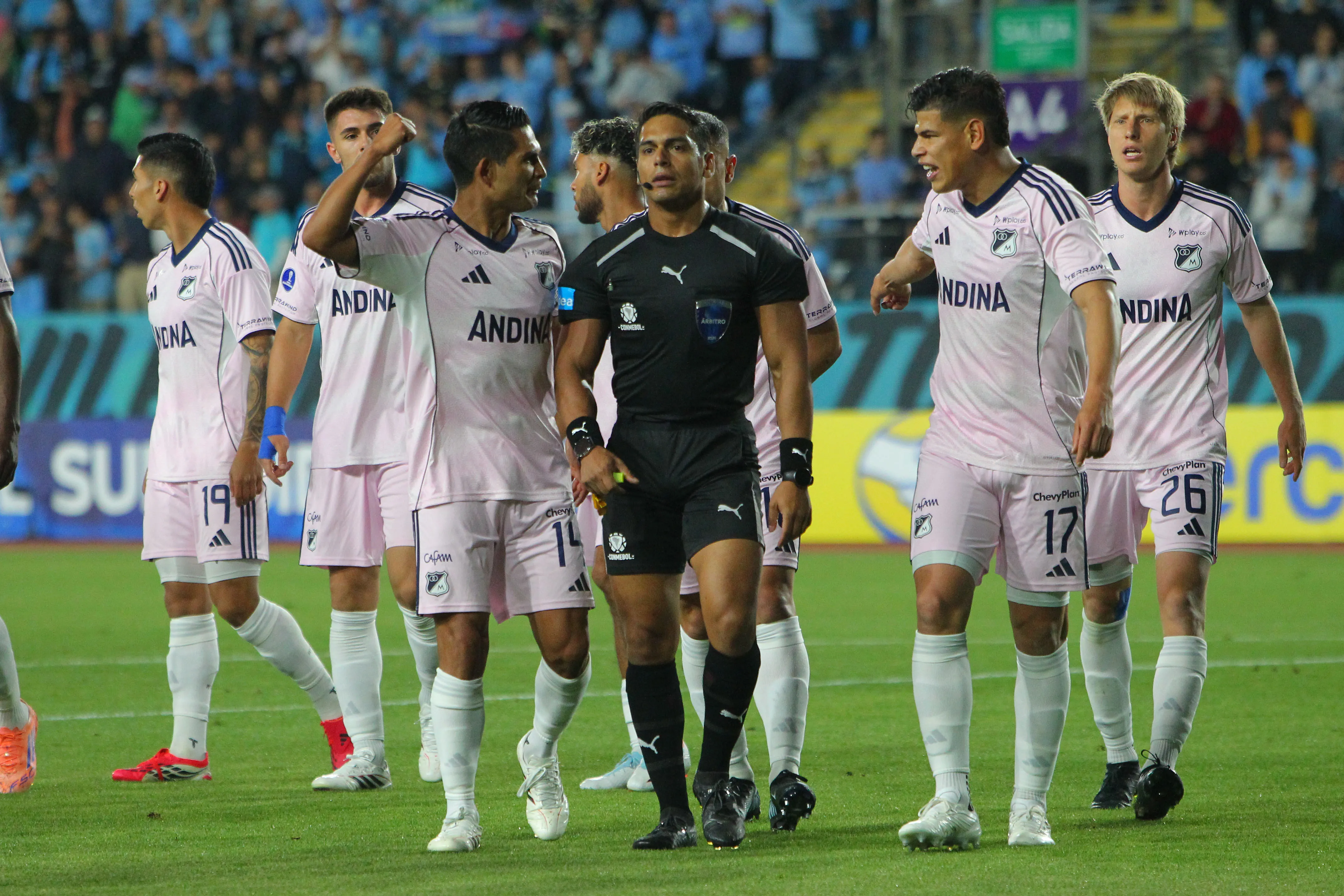 Millonarios reclama el gol de O'Higgins.