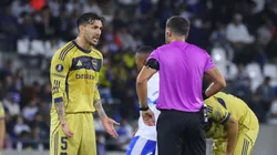 Hinchas "Cruzados" reaccionaron con indignación al primer tanto de Boca Juniors (Foto: Photosport)