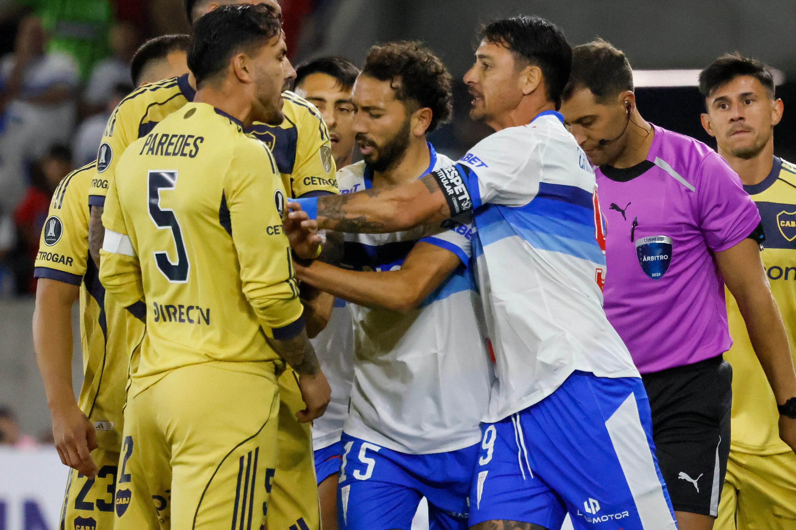 Fernando Zampedri tuvo un fuerte encontrón con Leandro Paredes, tras el planchazo que sufrió Justo Giani en el primer tiempo. (Foto: Andrés Piña/Photosport)