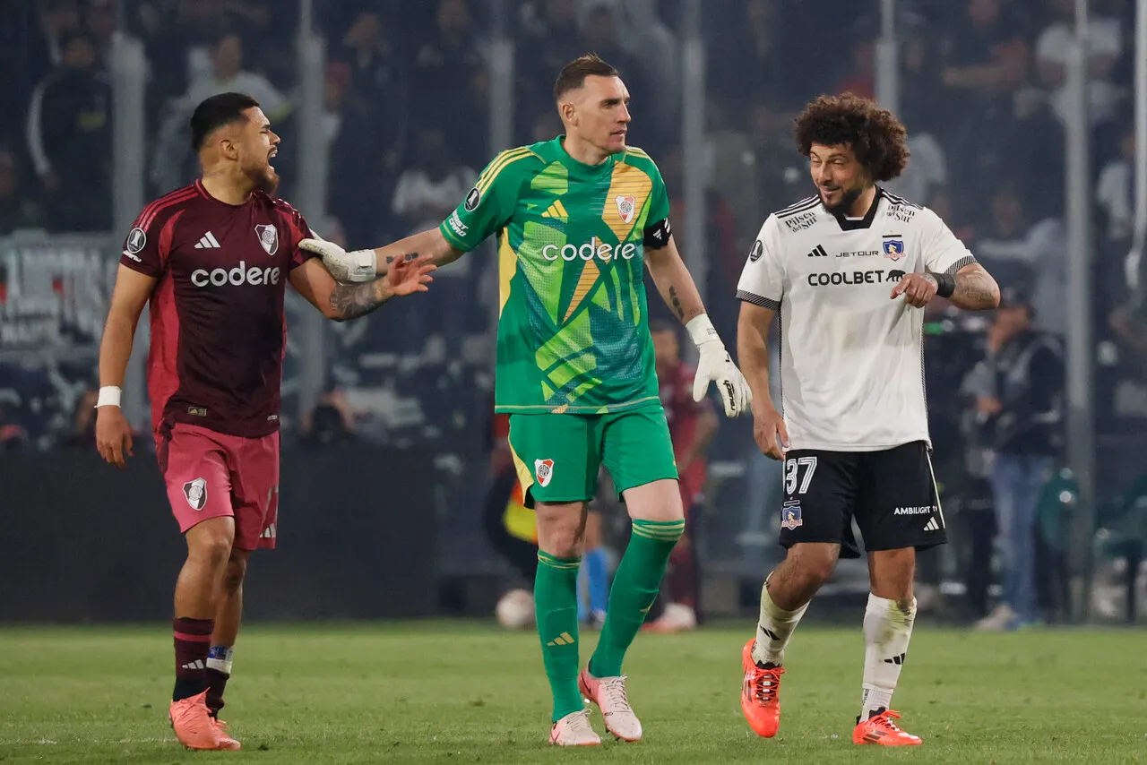 El hincha de Colo Colo no le tiene mucho cariño a Paulo Díaz. | Foto: Photosport
