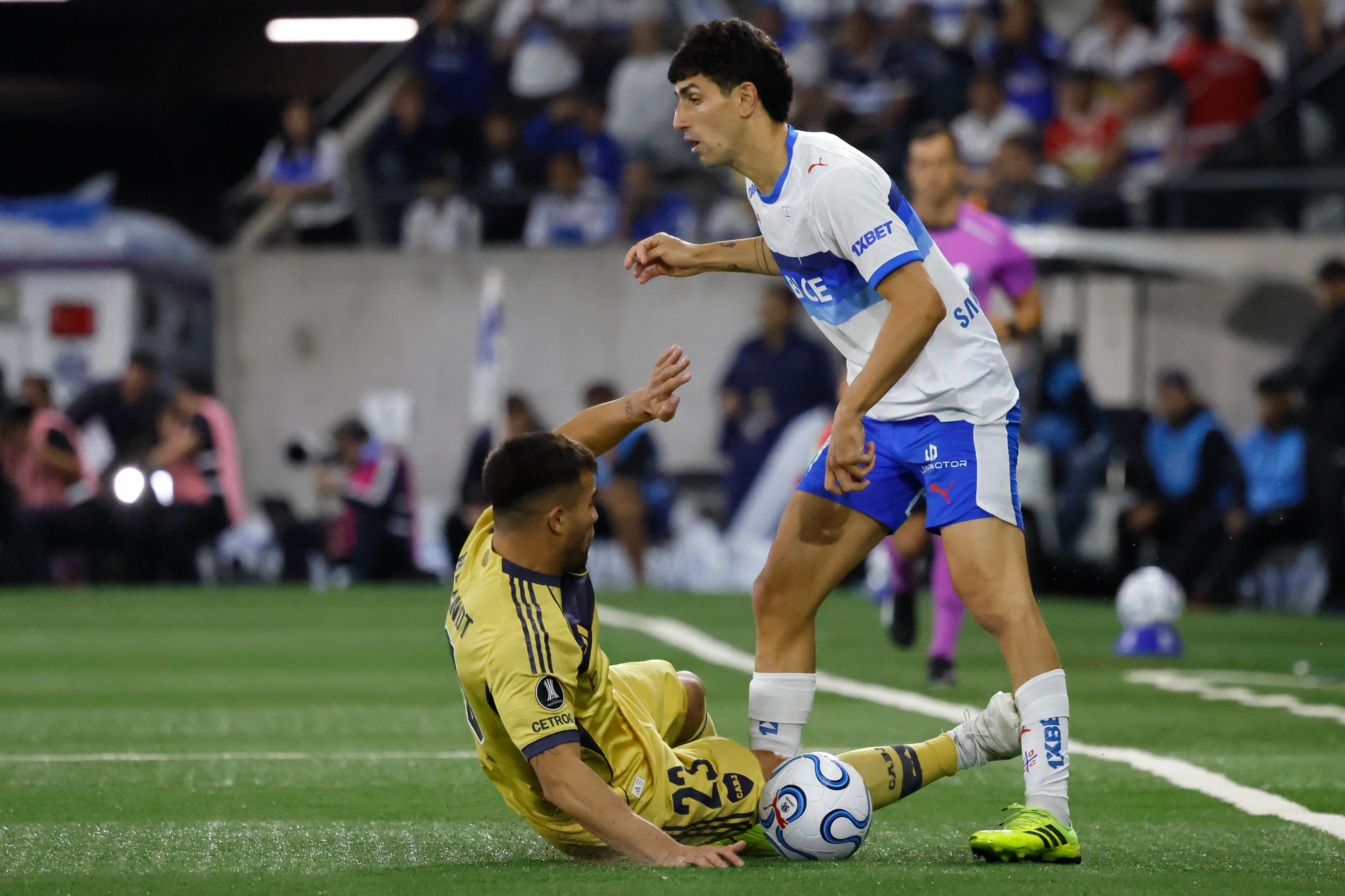 La controversial jugada que desató la furia de los Cruzados | FOTO: Andres Pina/Photosport
