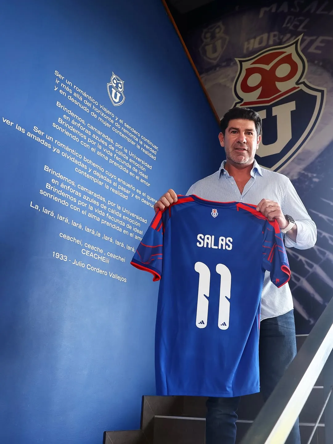 Marcelo Salas junto a su camiseta de regalo con el emblemático 11 de la U (Instagram).