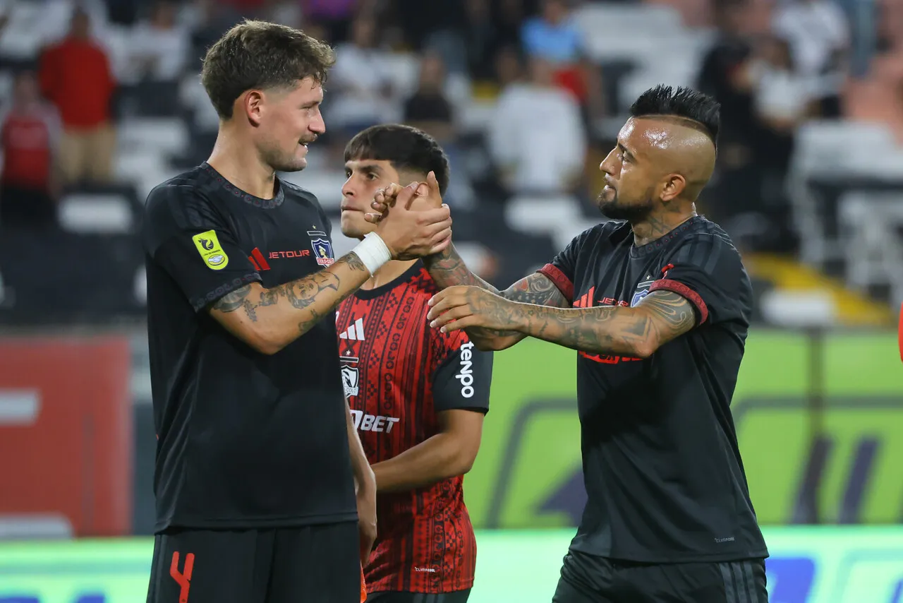 Sosa maravillado con Vidal. | Foto: Photosport