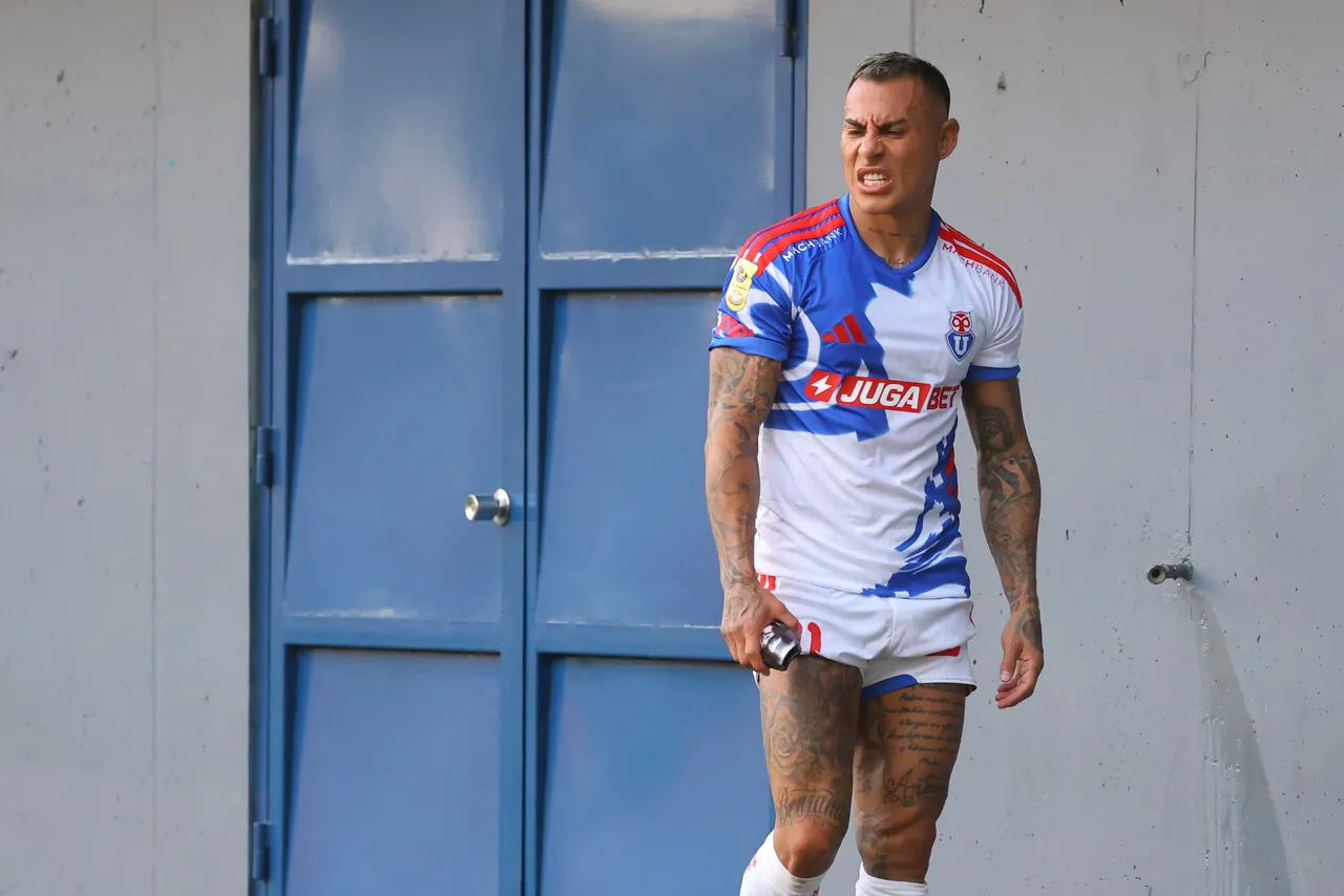 Eduardo Vargas le tapó la boca a Alejandro Lorca. | Foto: Photosport