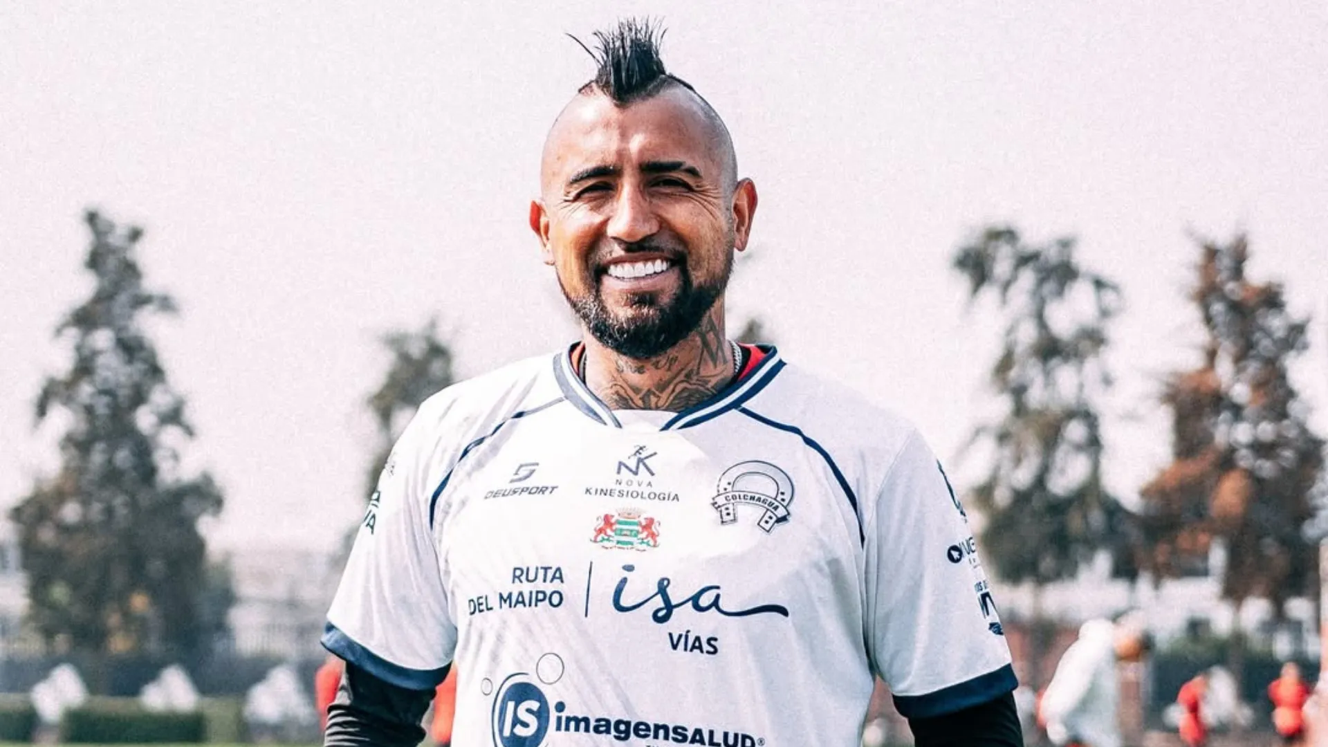 Arturo Vidal recibió la camiseta de Deportes Colchagua tras el triunfo de Colo Colo. (Foto: CD Colchagua)