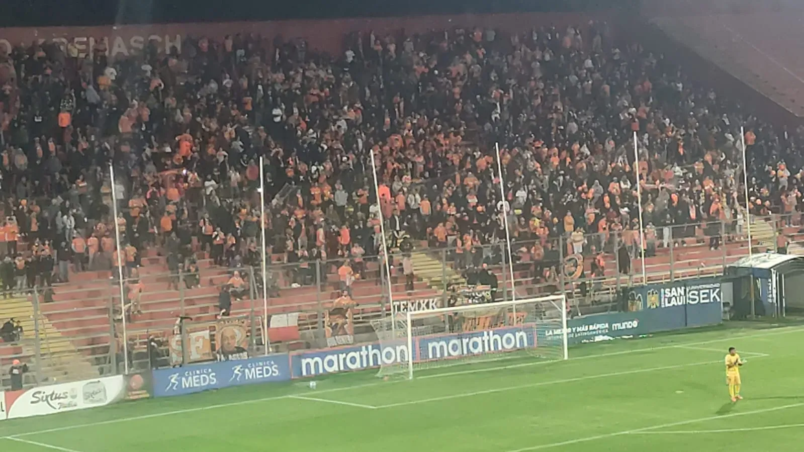 La marea naranja de Cobreloa en Santa Laura.