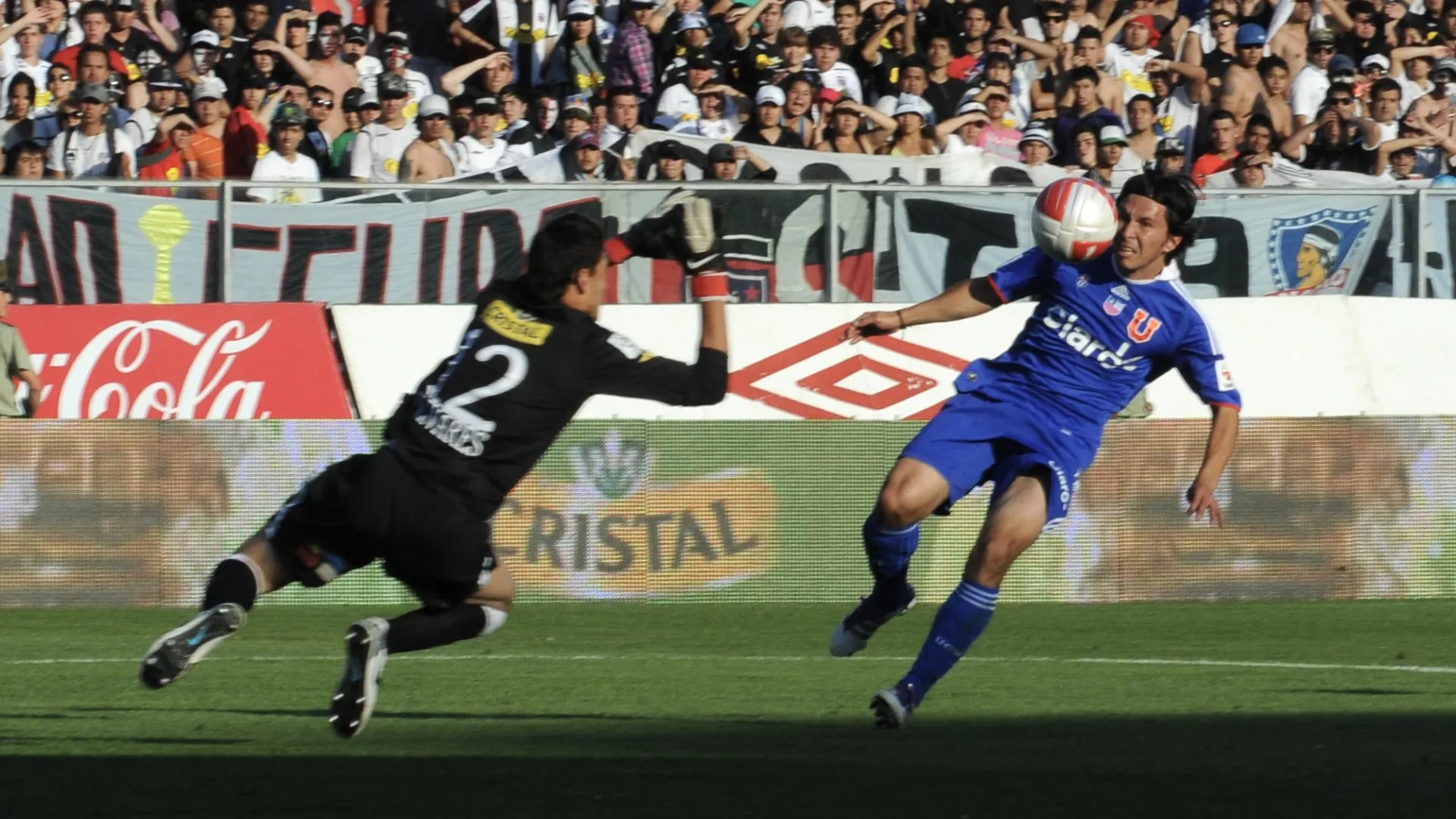 La patada de Albert Acevedo a Raúl Olivares quedó en la historia. (Foto: Universidad de Chile)