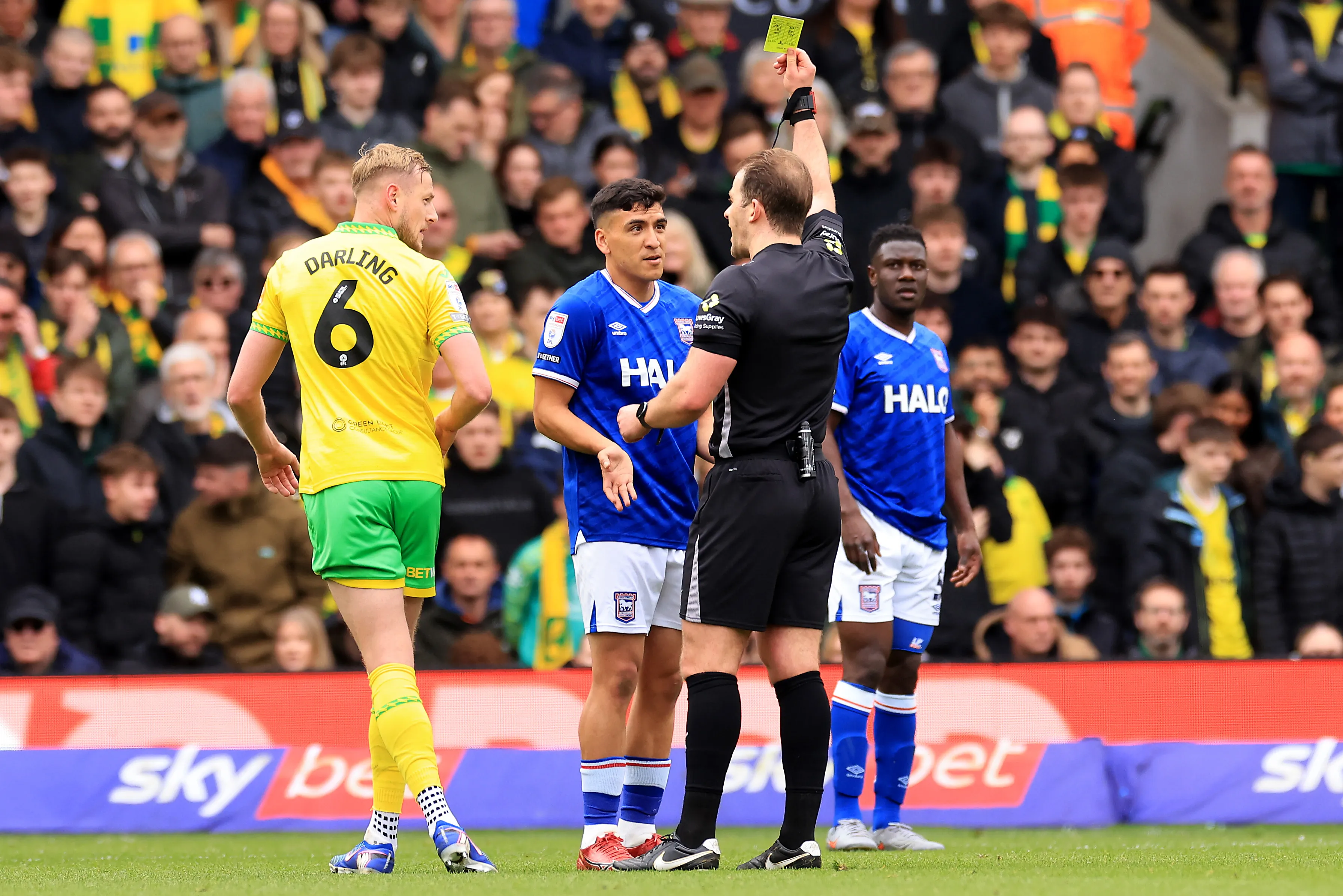El árbitro Anthony Backhouse mostrándole la tarjeta amarilla al oriundo de Recoleta | FOTO: Stephen Pond/Getty Images