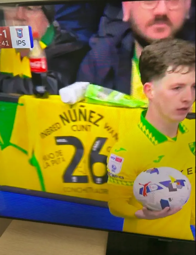 La camiseta que apareció en el Carrow Road que tiene a Marcelino Núñez como protagonista | FOTO: Captura