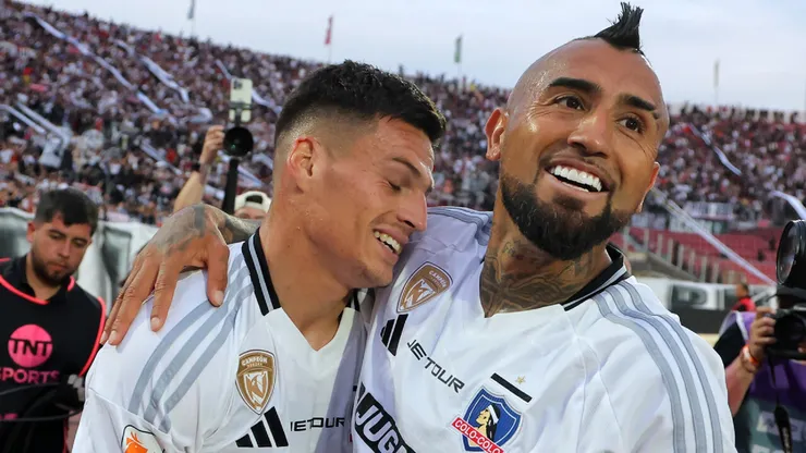 Arturo Vidal festinó con el gol de Lucas Cepeda para darle la victoria al Elche sobre el Valencia. (Foto: Photosport)