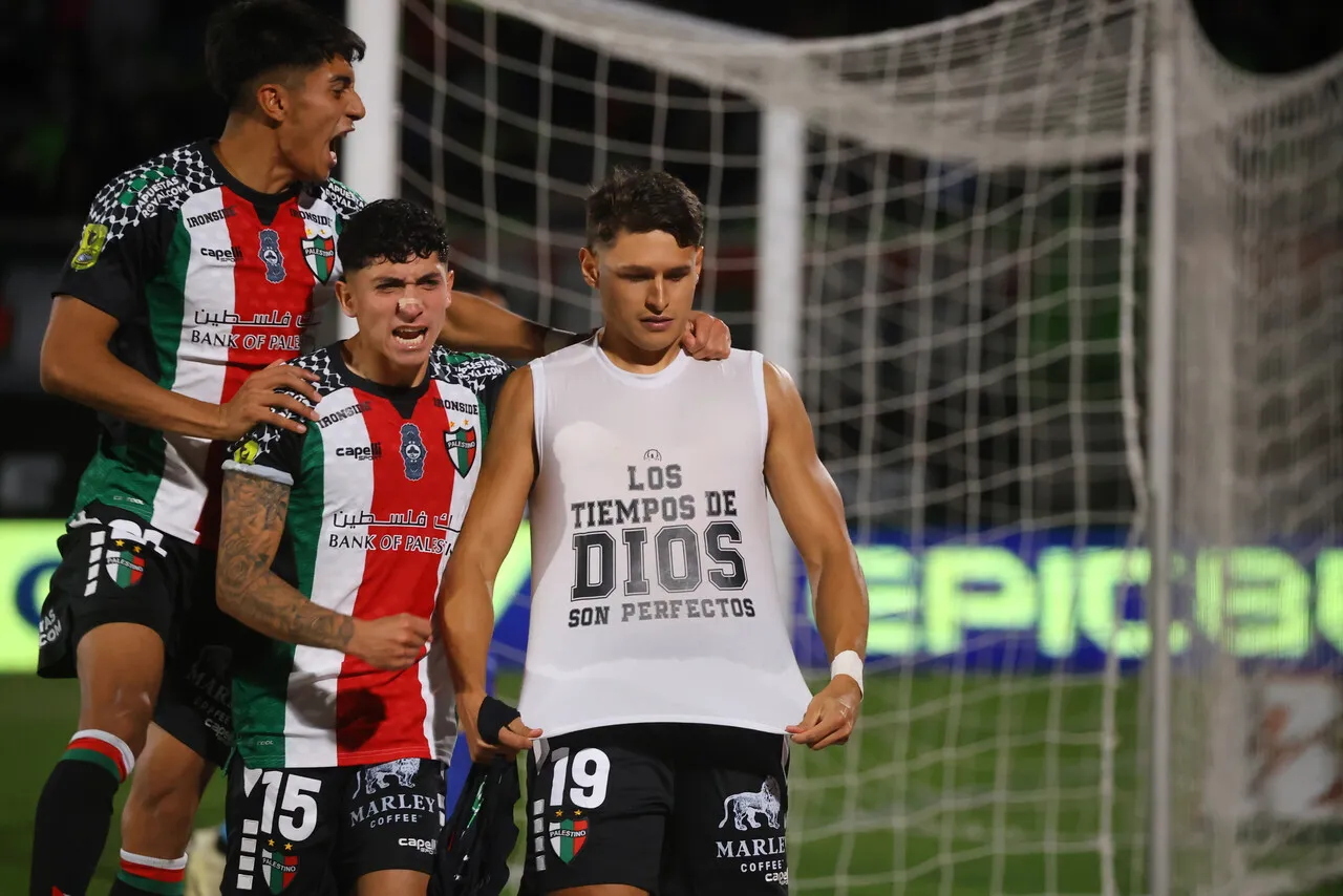 Palestino venció con el penal de Nelson Da Silva quien terminó expulsado (Photosort).