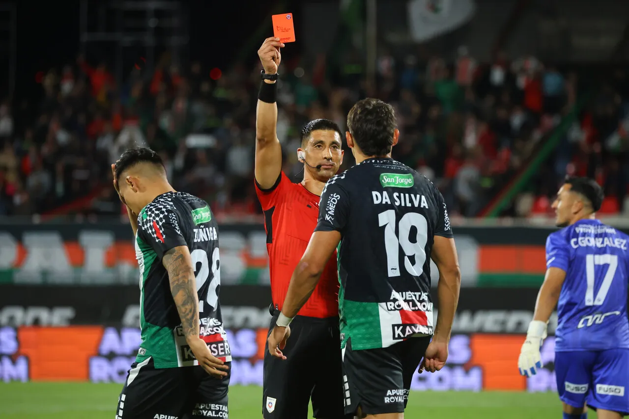 Da Silva vio una insólita tarjeta roja. | Foto: Photosport