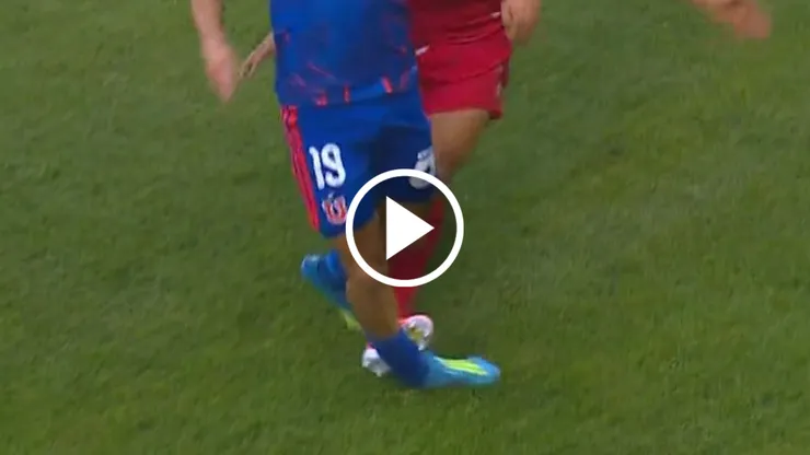 Esta fue la falta del jugador de Ñublense sobre la figura de Universidad de Chile.