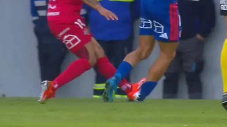 Jovanny Campusano cometió una grave infracción sobre Javier Altamirano. (Foto: TNT Sports)