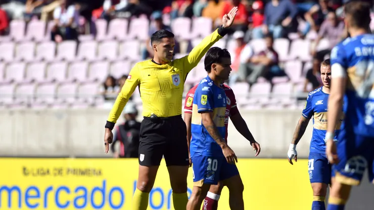El árbitro Matías Assadi informó al corpóreo de La Serena. (Foto: Alejandro Pizarro Ubilla/Photosport)