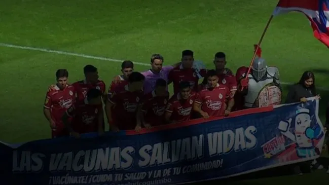 Esta es la imagen del corpóreo junto a los jugadores de La Serena. (Foto: Captura TNT Sports)