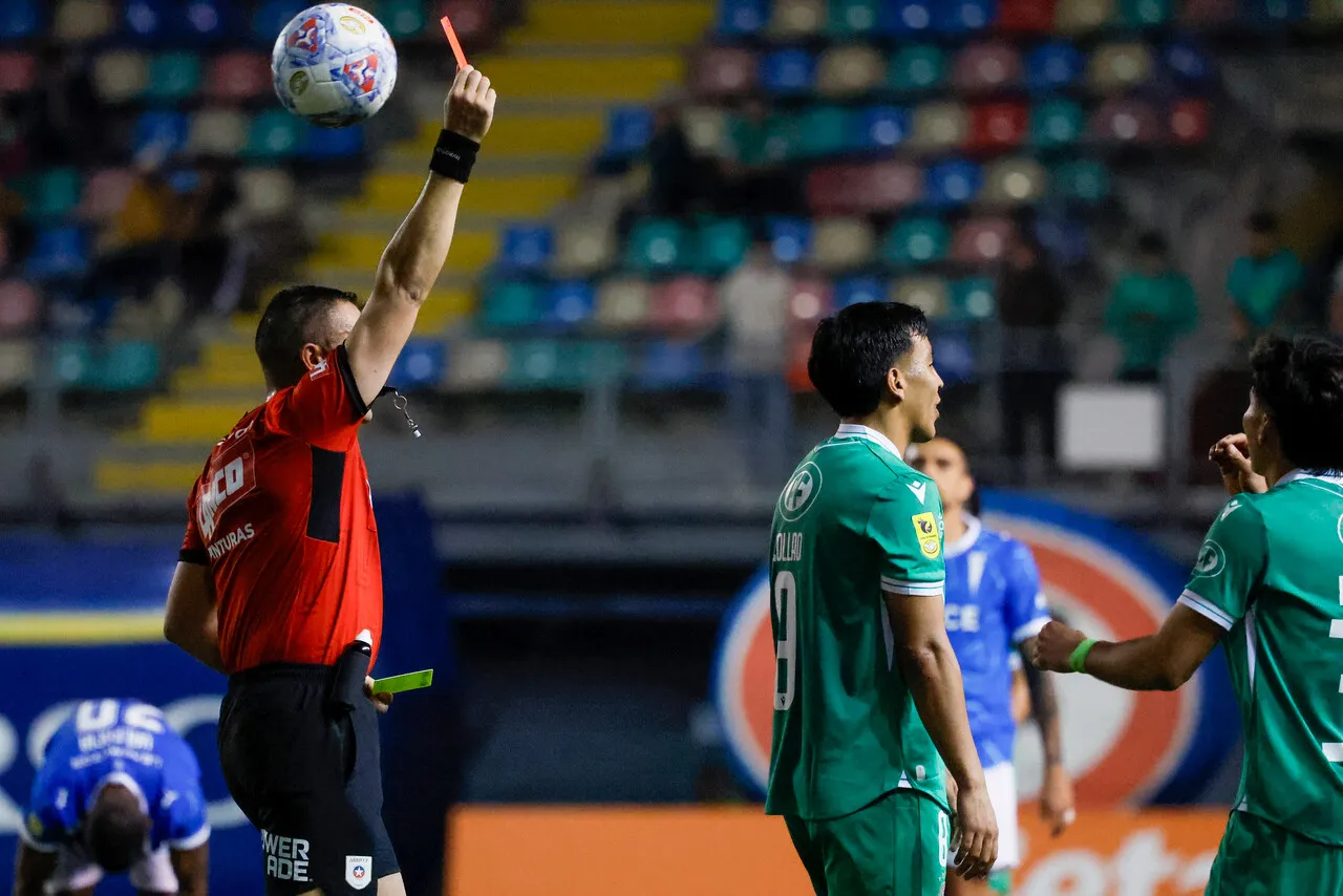 Ante la UC, Audax sufrió la expulsión de Marco Collao (Photosport).