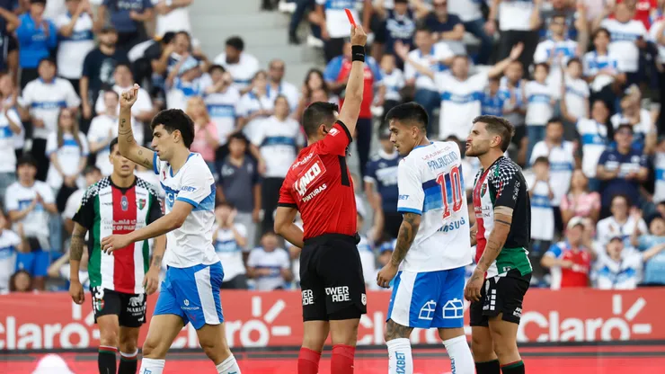 Frente a la UC, Palestino sufrió la expulsión de Julián Fernández.