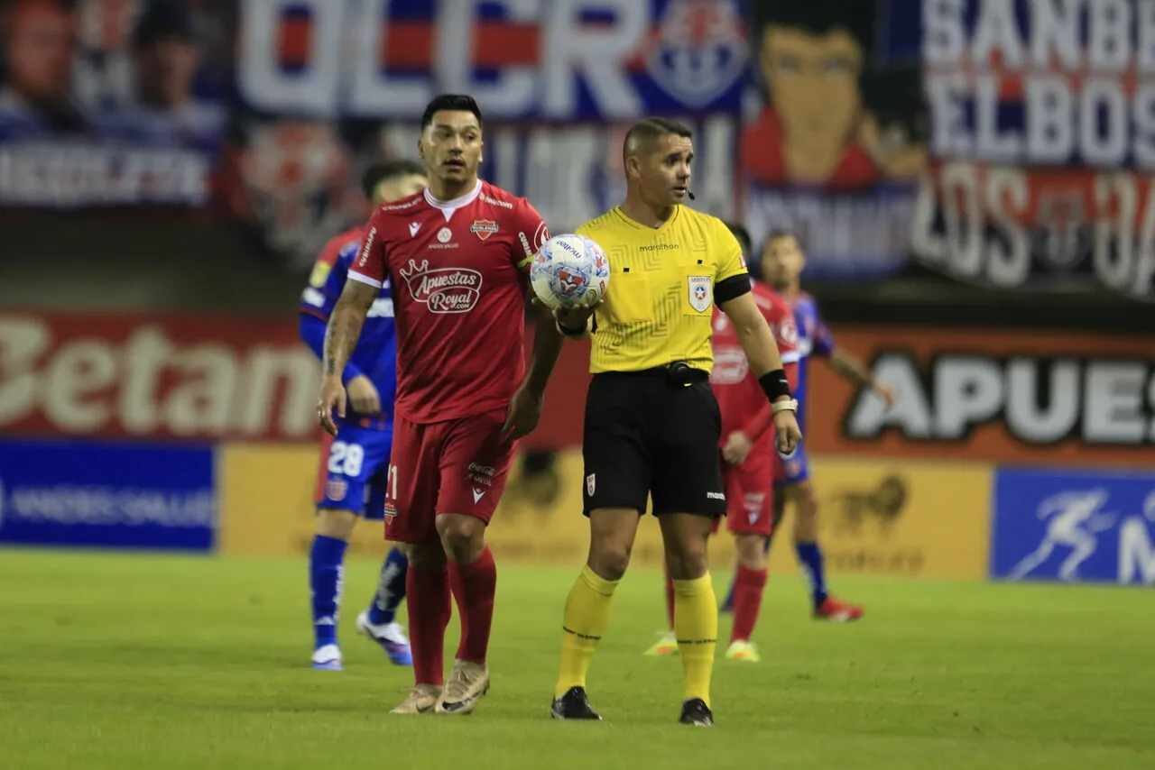 Cristián Galaz, el juez de la polémica en el duelo entre Ñublense y Universidad de Chile (Photosport).